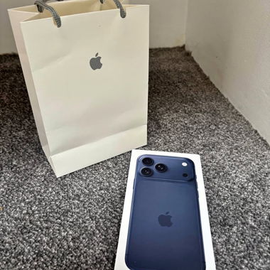 iPhone 17 Pro Max Blau mit Apple-Box