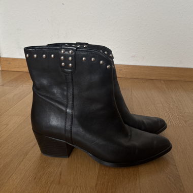 Schwarze Stiefeletten mit Nieten