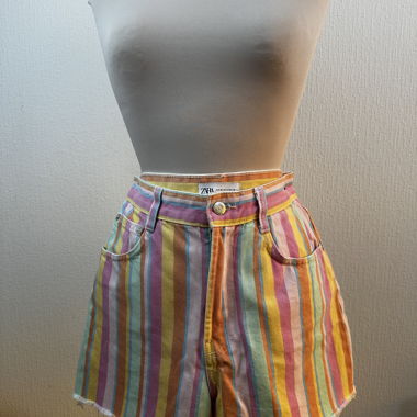 Short aus Denim mit Streifen in Pastellfarben
