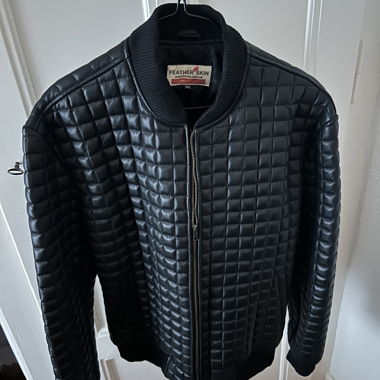 Giacca in pelle nera stile biker / rilievo