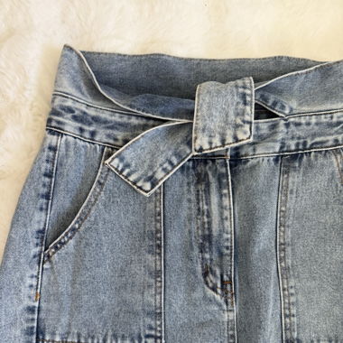 Mom Jeans mit Gürtel und Taschen