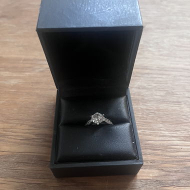 Silberner Ring mit Stein