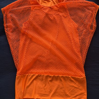 Top in rete arancione fluo & scaldamuscoli (Indossati 1x)