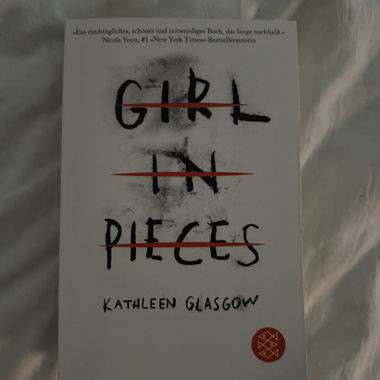 Girl in Pieces Buch