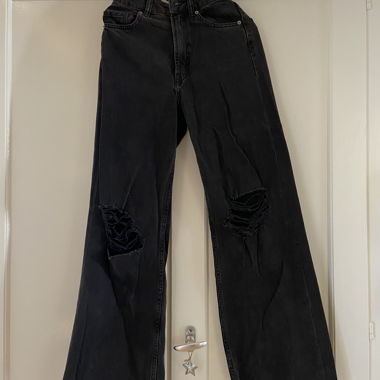 Pantaloni con buchi 