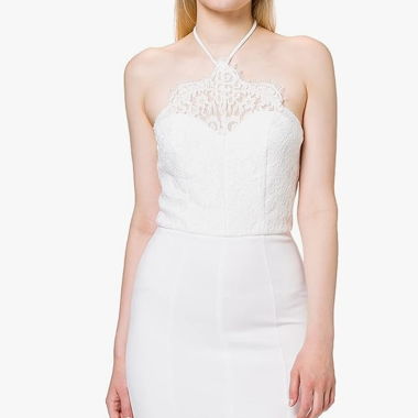 Belle robe blanche avec dentelle