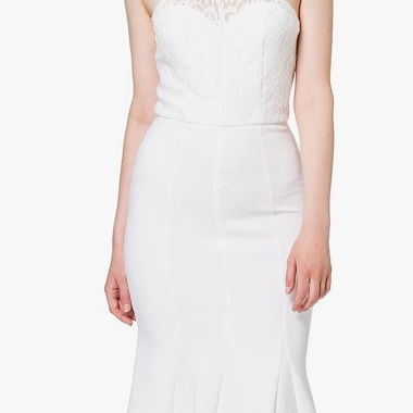 Abito bianco in pizzo con scollo halter