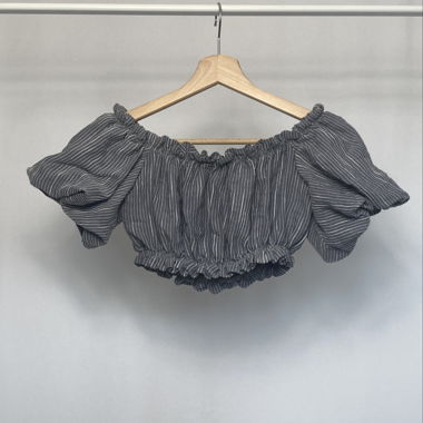 Gestreiftes Crop-Top mit freien Schultern