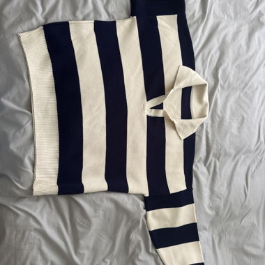 Maglione a righe blu navy e bianco