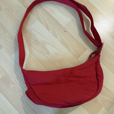 Rote Umhängetasche