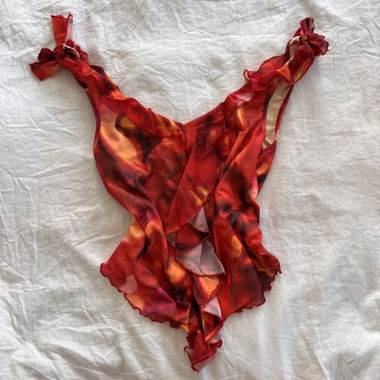 Rotes Mesh-Rüschentop mit Flammenprint und Bindeträgern