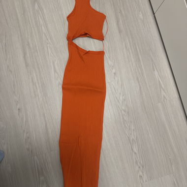 Kleid mit Schlitz um die Taille