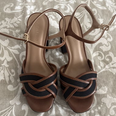 Sandales à talon nude et noir