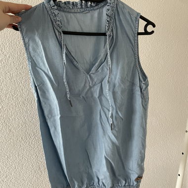 Top da donna azzurro con arricciature