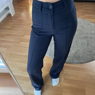 Pantaloni in tessuto Stradivarius blu scuro