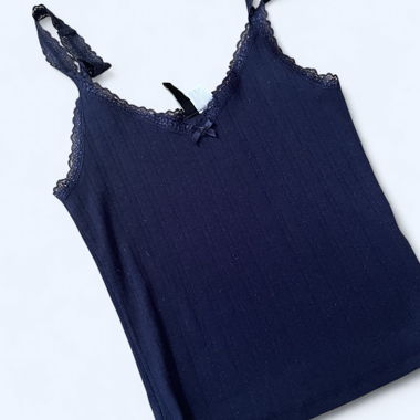 Dunkles Spitzentop