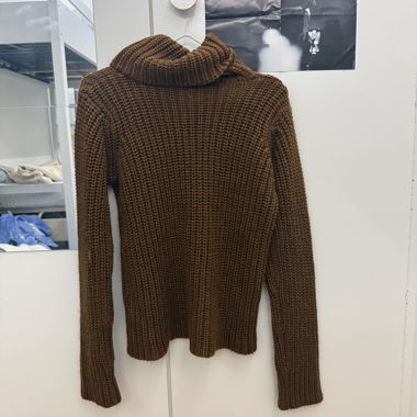Brauner Pullover mit gerolltem Kragen