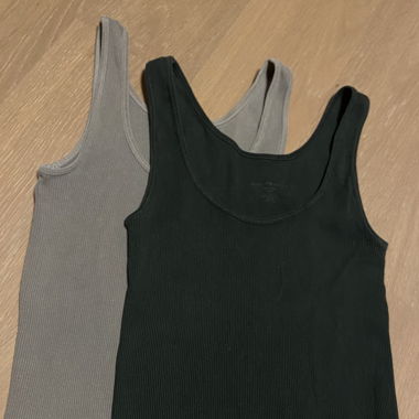 2 basic tanktops