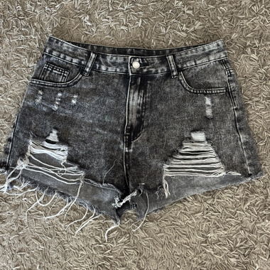 Zerrissene schwarze Jeans-Shorts