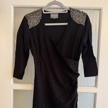 Abito nero con spalline ornate