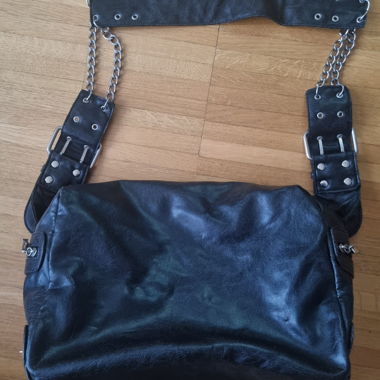 Schwarze Umhängetasche mit Nieten