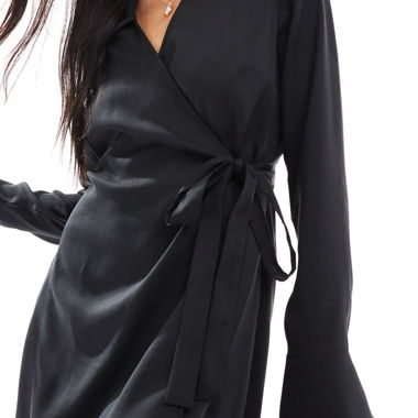 Robe courte noire croisée