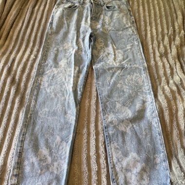 Wide-leg jeans with floral pattern