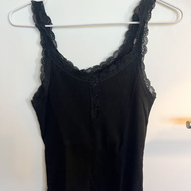 Top in pizzo nero
