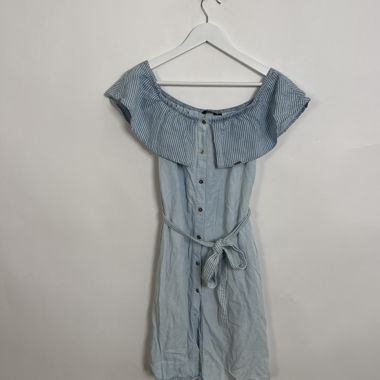 Robe bleu clair épaules dénudées