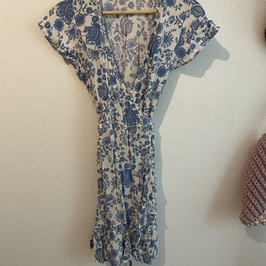 Blau-weißes Wickelkleid mit Blumenmuster