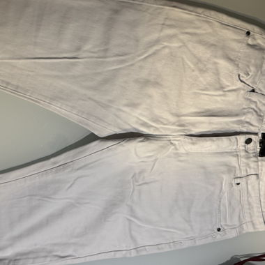 Jeans bianchi con ricamo floreale