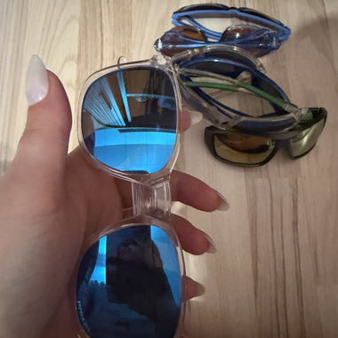 Occhiali da sole con montatura trasparente