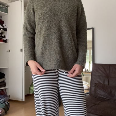 Grau gruener Strickpullover