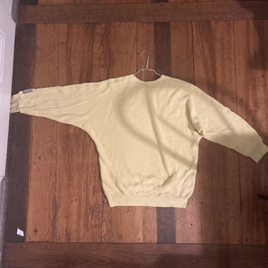 Pull jaune clair finement côtelé.