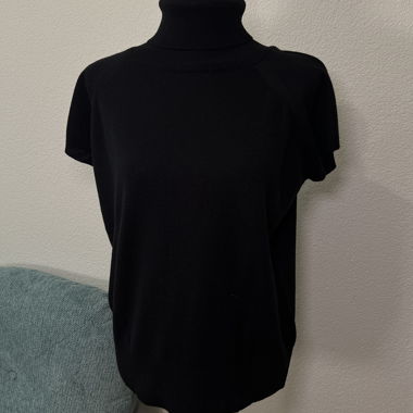Maglione nero con collo alto