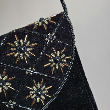 Schwarze Pochette-Tasche mit Perlen