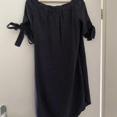 Robe rayée avec noeud