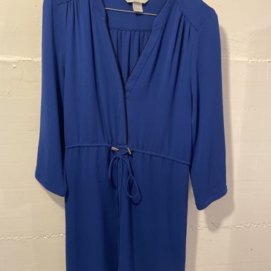 Blaues Kleid mit Bindegürtel