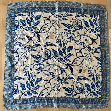 Satin Bandana Kopftuch mit elegantem Muster