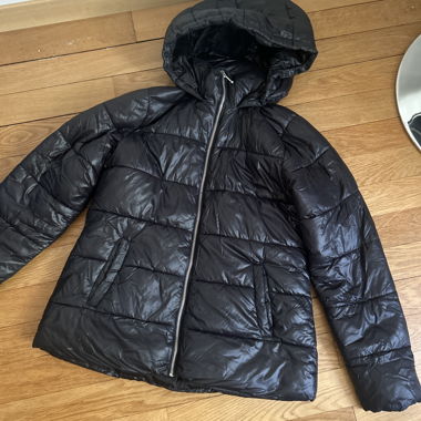 Schwarze wattierte Pufferjacke mit Kapuze
