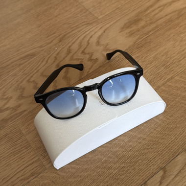 Occhiali da sole senza marca con lenti blu