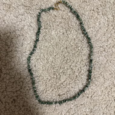 Collana di perle di pietra verdi