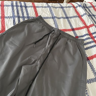Leichter grauer Hose