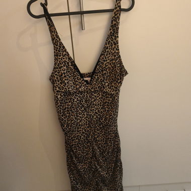 Robe léopard à fines bretelles