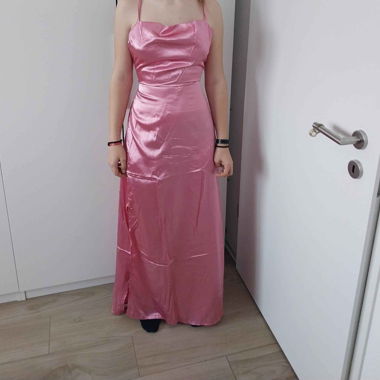 Abito in raso con schiena allacciata