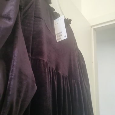 Vestito in velluto nero con ruches