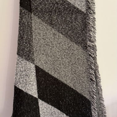 Sciarpa geometrica con frange