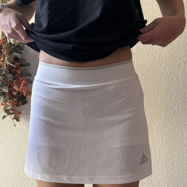tennisrock der marke adidas