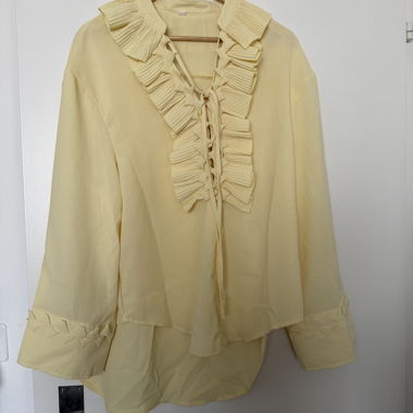 Blouse à nœud et volants