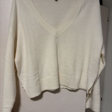 Maglione bianco crema scollo a V